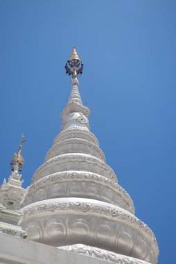 Mavi gökyüzü arka plan üzerinde beyaz pagoda