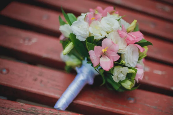 Bröllopsbukett Ligger Träbänken Sommarparken — Stockfoto