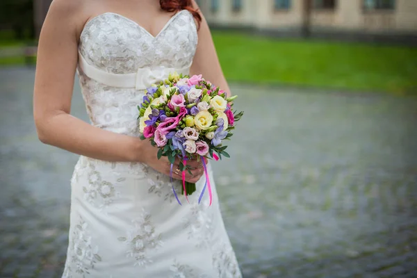 Noiva Segurando Buquê Casamento Foco Seletivo Buquê — Fotografia de Stock