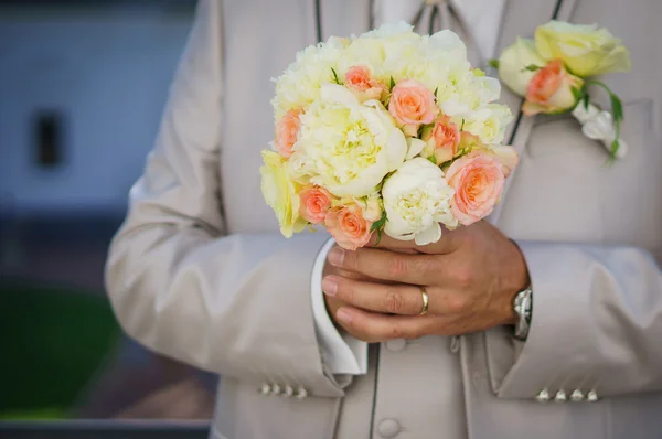 Groom with wedding bouquet — Stock Photo, Image