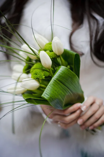 Sposa che tiene bouquet da sposa da tulipes bianco e dais dorato — Foto Stock