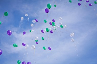 Multscolored balon gökyüzünde uçan