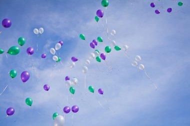 Multscolored balon gökyüzünde uçan