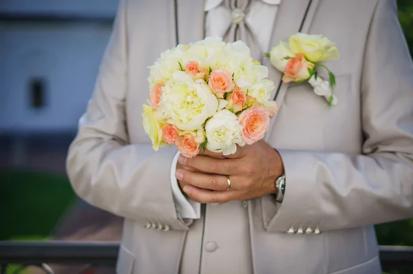 Sposo con bouquet da sposa — Foto Stock