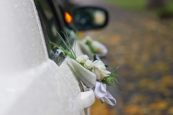 Zdobené svatební auto — Stock fotografie