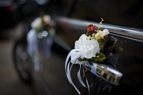 Geschmücktes Hochzeitsauto — Stockfoto