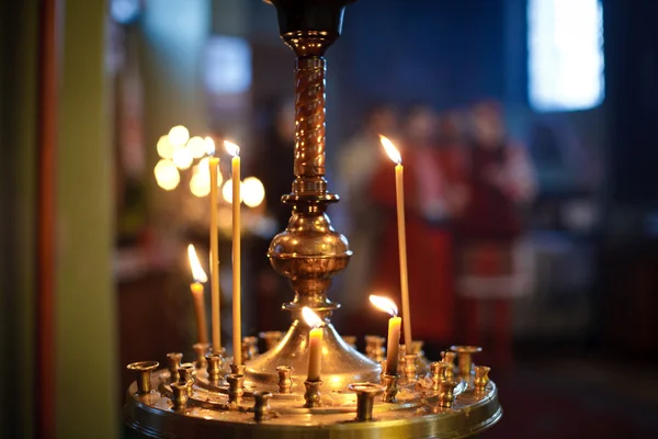 Зажигание свечей в ортодоксальной церкви — стоковое фото