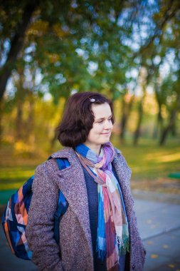 Dışarıda yürüyen bir kadın