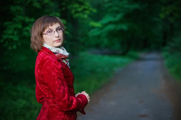 Jeune femme en manteau rouge — Photo