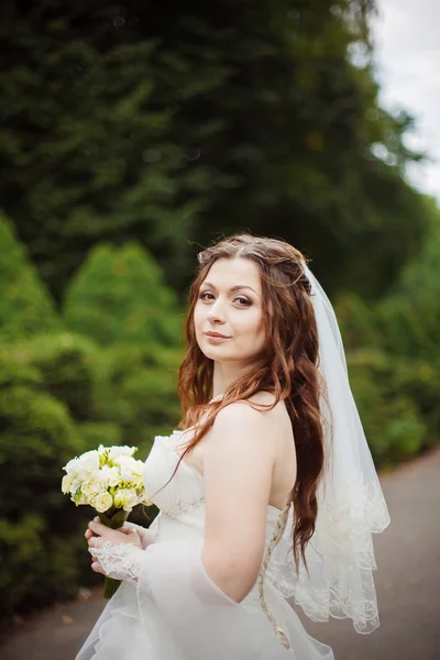 Schöne Braut im Freien — Stockfoto