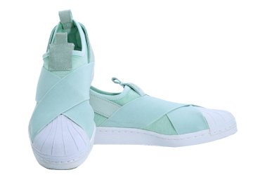 yeşil renkli spor ayakkabı ya da beyaz üzerine izole edilmiş ayakkabılar