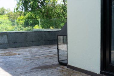 Balkon güvertesi zemin ve otel lambası