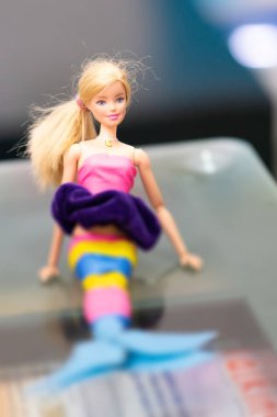 Bangkok, Tayland, 2 Şubat 2021 DIY deniz kızı kostümlü barbekü bebeği