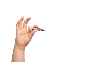 Çocuk aşıyı parmak uçlarında tutuyor. Beyazın üzerinde kopyalama alanı var.