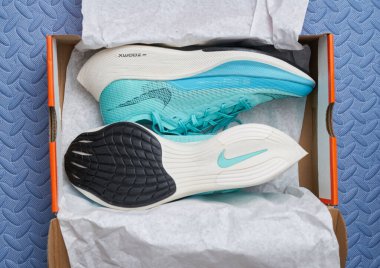 mavi arkaplan görünümünde izole edilmiş deniz mavisi koşu ayakkabıları