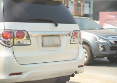 Beyaz SUV arka görünümünde boş araba plakası