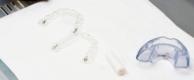 Diş plastiği ayraç koruyucusu için yeni diş teçhizatı metodu                               