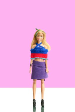 Bangkok, Tayland, 23 Şubat 2021 Kazak ve etek giyen Barbie bebek