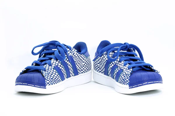 Şerit Yan Süsleme Net Renk Mavi Ayakkabılar Çocuk Boy Ayakkabı — Stok fotoğraf