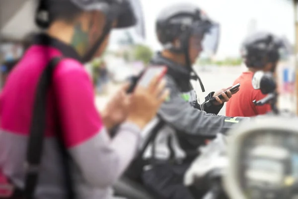 Uso Dello Smartphone Parte Del Conducente Sulla Moto Stradale — Foto Stock