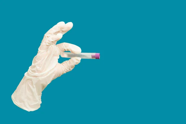 Laboratorio Esperimento Tubo Guanto Mano Finger Grip Sfondo Blu Isolato — Foto Stock