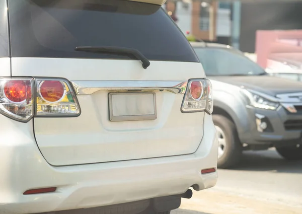 Beyaz SUV arka görünümünde boş araba plakası