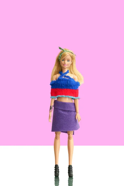 Bangkok, Tayland, 23 Şubat 2021 Kazak ve etek giyen Barbie bebek