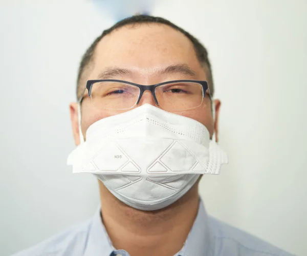 Asien Man Wear N95 Protection Corona Virus Mask Isolated Whtie — Stockfoto
