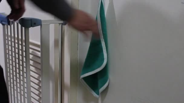 Man Droge Handen Wassen Met Water Gebruik Handdoek — Stockvideo