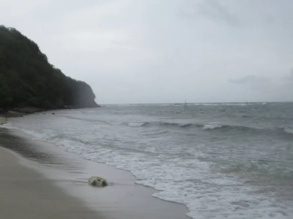 Die Wellen Des Meeres Kommen Den Strand Unter Stürmischem Himmel — Stockfoto