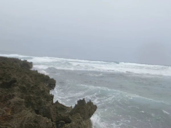 在岩石后面 大海和汹涌的天空下的波浪 — 图库照片