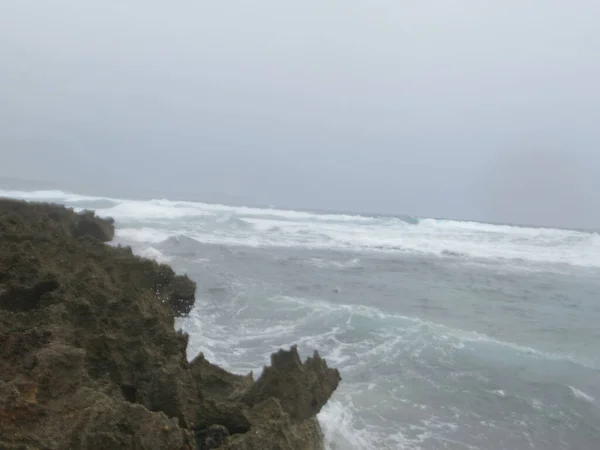 Detrás Las Rocas Mar Las Olas Bajo Cielo Tormentoso —  Fotos de Stock