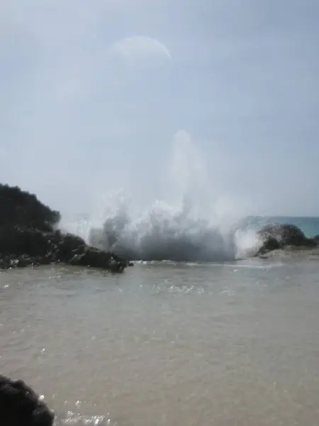 Starke Welle Trifft Felsen Durch Gischt — Stockfoto