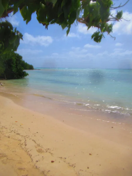 Der Weiße Sandstrand Und Das Türkisfarbene Meerparadies Unter Blauem Himmel — Stockfoto