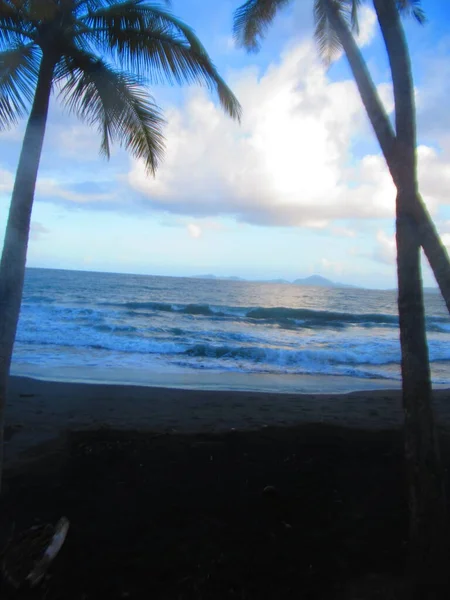 Пальмами Пляжем Солнце Садится Над Морем Волнами — стоковое фото