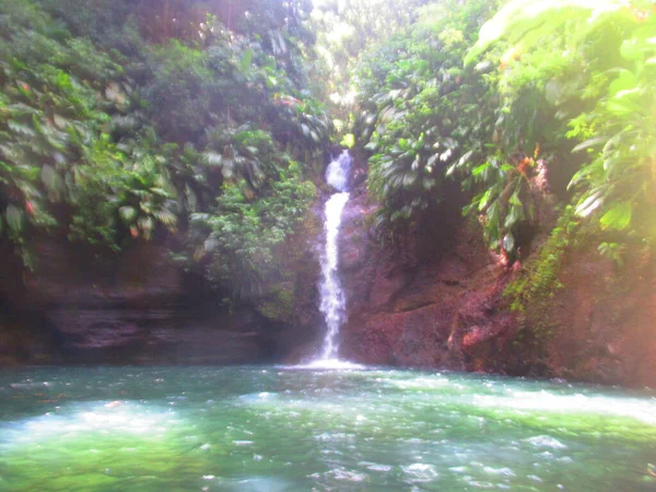 Une Grosse Cacade Tombe Dans Petit Lac — Photo