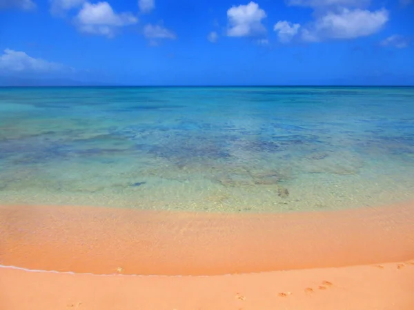 Der Weiße Sandstrand Vor Dem Türkisfarbenen Meer Der Blaue Himmel — Stockfoto