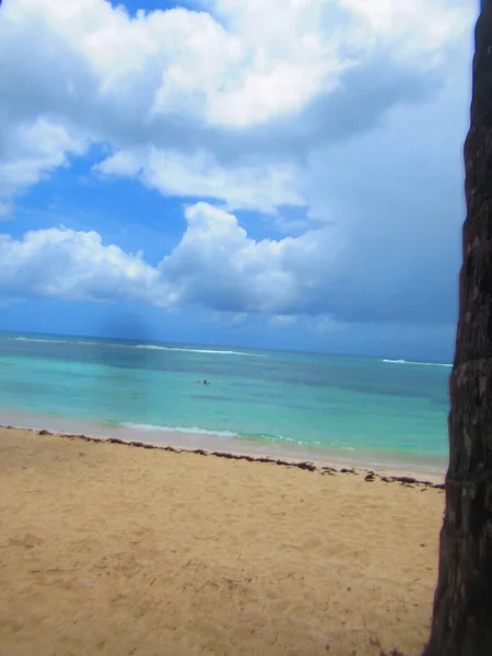 Praia Areia Branca Frente Mar Azul Turquesa Sob Céu Nublado — Fotografia de Stock