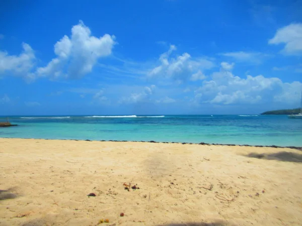 Hinter Dem Weißen Sand Und Dem Paradiesischen Türkisfarbenen Meer — Stockfoto