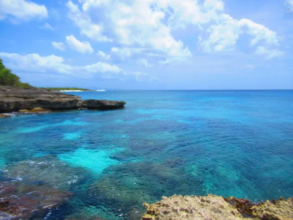 Mer Dans Une Baie Turquoise Entourée Rochers — Photo