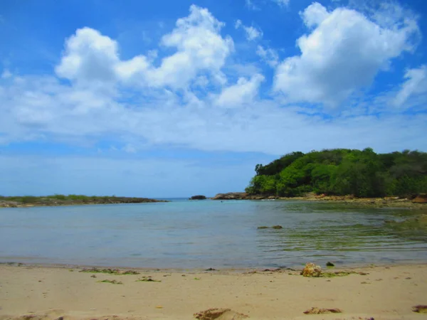 Der Weiße Sandstrand Und Das Türkisfarbene Meer Einer Von Wald — Stockfoto