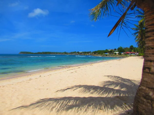 Der Weiße Sandstrand Und Das Türkisfarbene Meer Unter Blauem Himmel — Stockfoto