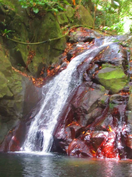 Uma Pequena Cachoeira Entre Rochas Negras — Fotografia de Stock