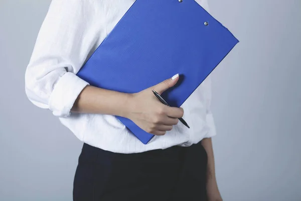 Joven Empresa Mujer Sostiene Una Carpeta Azul — Foto de Stock