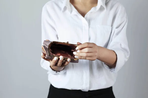 Billetera Vacía Mano Mujer Triste Sobre Fondo Gris — Foto de Stock