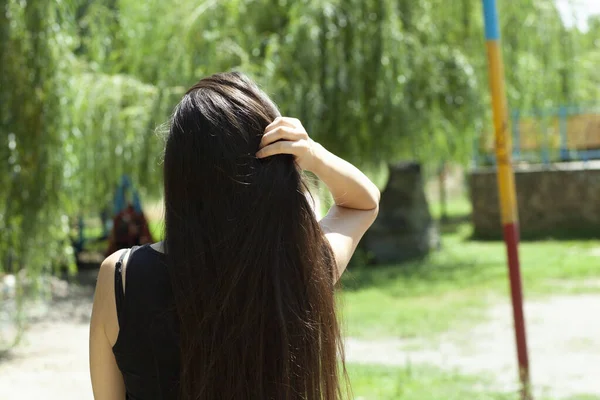 Vista Para Trás Mulher Bonita Com Cabelo Encaracolado Toca Seu — Fotografia de Stock