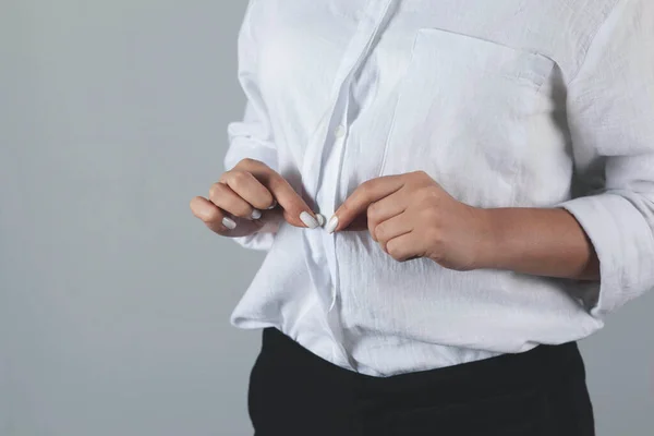 Mujer Negocios Botón Camisa Mano Sobre Fondo Gris — Foto de Stock