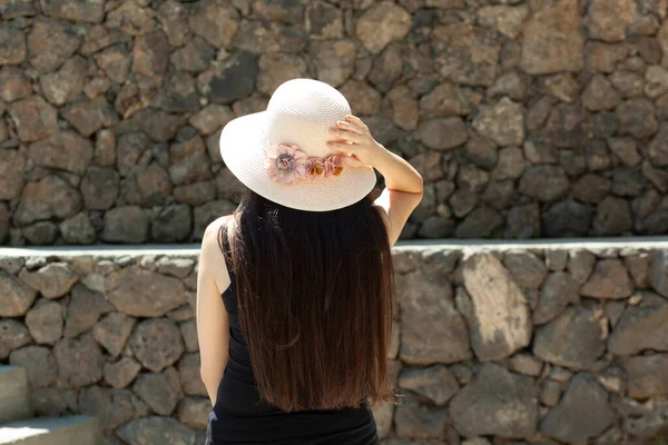 Νεαρή Γυναίκα Περιμένει Χέρι Στο Ψάθινο Καπέλο Καλοκαίρι — Φωτογραφία Αρχείου