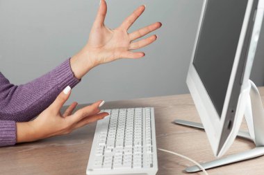 Ofiste grafikle çalışan kadın