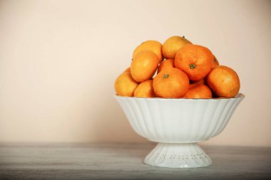 Masanın üzerinde vazo dolu bir vazo var.